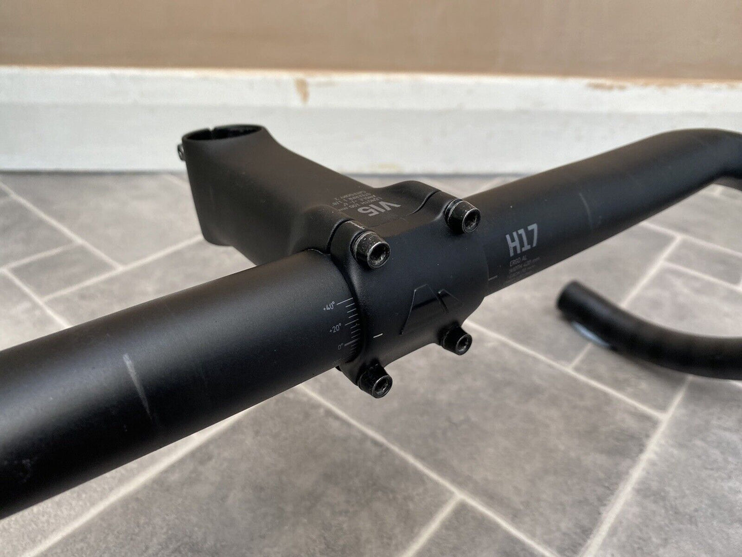 Canyon H17 420mm Drop Handlebar and V15 100mm Stem